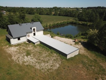 budynek mieszkalny z basenem , działka 1,25 HA  ,  POSOKA