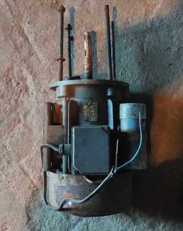 Silnik elektryczny od pompy wody