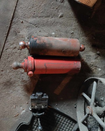 Siłownik hydrauliczny do wywrotu