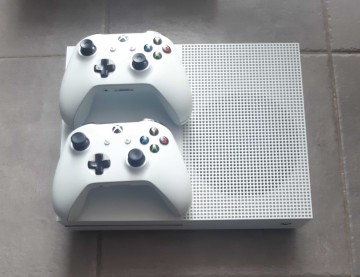 Sprzedam X-BOX ONE S 1TB z dwoma kontrolerami + 2 gry GRATIS