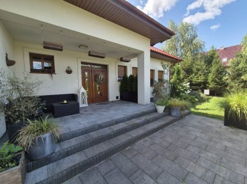 Rezydencja z odrębną kawalerką, 2 stan. garażem, ogrodem