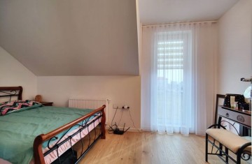 Dwupoziomowe mieszkanie z m. parkingowymi i ogródkiem-Konin