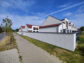 Dwupoziomowe mieszkanie z m. parkingowymi i ogródkiem-Konin