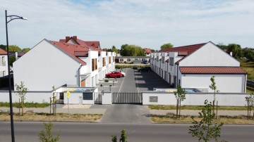 Dwupoziomowe mieszkanie z m. parkingowymi i ogródkiem-Konin