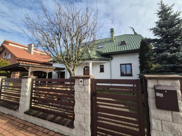 Dom w stylu dworkowym, Żychlin, ul. Osiedle Słoneczne