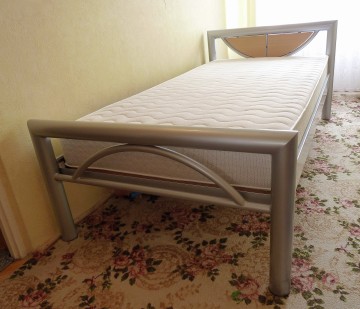 Sprzedam solidne łóżko metalowe ze stelażem. Rozmiar 100x200