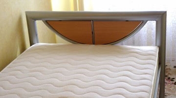 Sprzedam solidne łóżko metalowe ze stelażem. Rozmiar 100x200