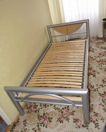 Sprzedam solidne łóżko metalowe ze stelażem. Rozmiar 100x200