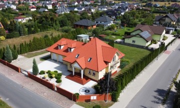 Dom pod miastem nowoczesna bryła garaż POSADA