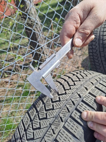 Opony zimowe 205/60 na felgach Alu 16r 800 zł