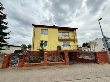 Na sprzedaż bardzo zadbany dom z pięknym ogródkiem
