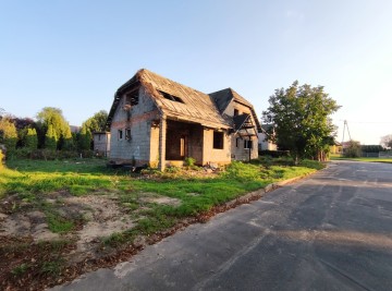 Dom na osiedlu w Kłodawie, stan surowy otwarty