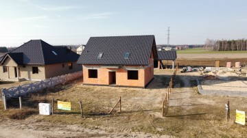 Dom w trakcie budowy w sąsiedztwie lasów i Jez. Ślesińskiego