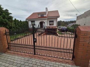 Dom na obrzeżach miasta z piwnicą, garażem i ogrodem -Wilków