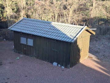 Garaz drewniany pod blachodachowką