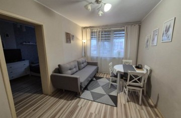 4 pok., umeblowane mieszkanie na parterze, niski blok z cegł ...