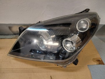 Opel Astra H, reflektor ksenon lewy.