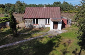 Niewielki, parterowy dom w okolicy lasów i jeziora -Skulsk