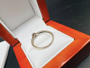 Złoty pierścionek 375 Apart z diamentami + certyfikat