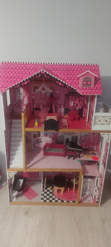 Drewniany domek dla lalek barbie