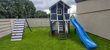 Drewniany domek dla dzieci ze zjeżdżalnią